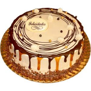 Tarta de caramelo con relleno cremoso y decoración de toffee y chocolate.