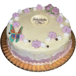 Tarta de frutas del bosque con nata, chocolate blanco y relleno afrutado.