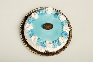 Tarta latina con glaseado azul brillante y relleno a elegir.