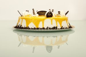 Tarta latina con glaseado de maracuyá y relleno cremoso tropical.