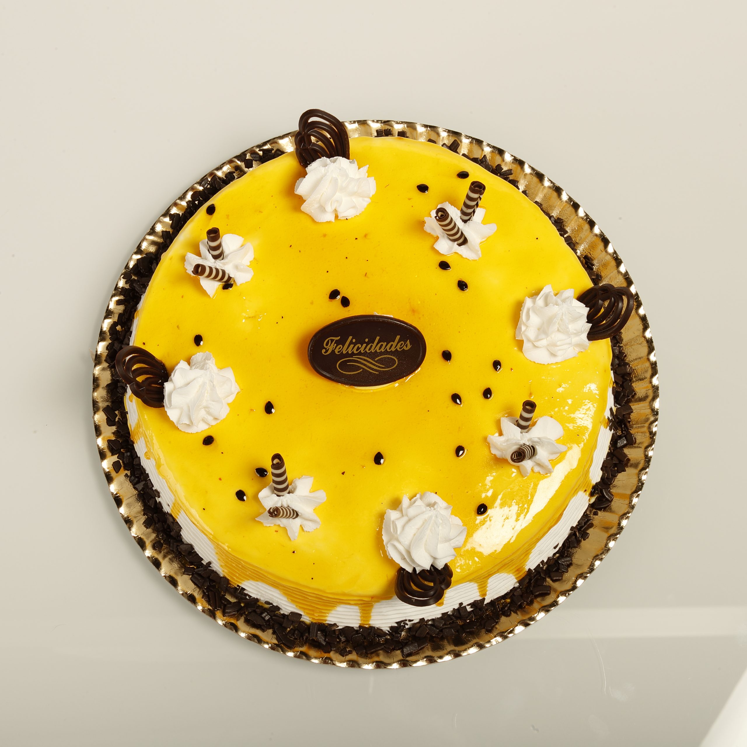 Tarta latina con glaseado de maracuyá y relleno cremoso tropical.