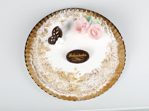 Tarta de nueces con relleno de nata y crema, y cobertura de nueces.