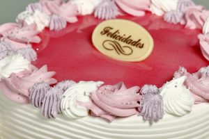 Tarta latina con glaseado rosa suave y relleno a elegir.