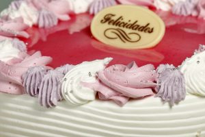 Tarta latina con glaseado rosa suave y relleno a elegir.