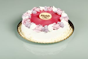 Tarta latina con glaseado rosa suave y relleno a elegir.