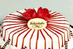 Tarta de chocolate blanco con cobertura de nata y mermelada de fresa.