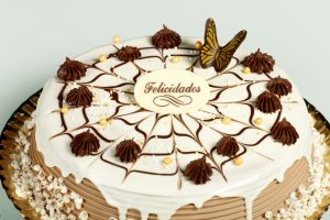 Tarta Dos Chocolates con trufa y cobertura de chocolate blanco.