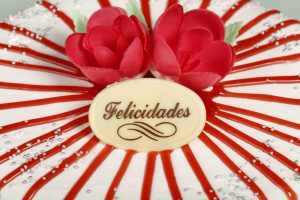 Tarta de chocolate blanco con cobertura de nata y mermelada de fresa.