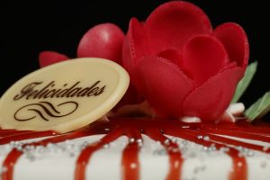 Tarta de chocolate blanco con cobertura de nata y mermelada de fresa.