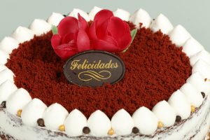 Tarta Red Velvet con frosting de queso y bizcocho rojo.