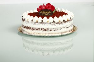 Tarta Red Velvet con frosting de queso y bizcocho rojo.