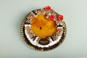 Tarta San Marcos con relleno de nata y trufa y cobertura de yema tostada caramelizada
