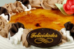 Tarta San Marcos con relleno de nata y trufa y cobertura de yema tostada caramelizada