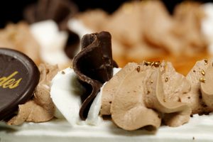 Tarta San Marcos con relleno de nata y trufa y cobertura de yema tostada caramelizada