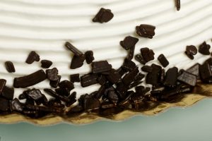 Tarta San Marcos con relleno de nata y trufa y cobertura de yema tostada caramelizada