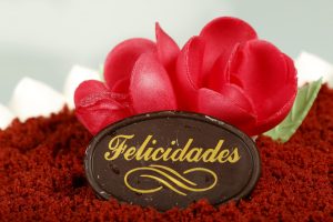 Tarta Red Velvet con frosting de queso y bizcocho rojo.