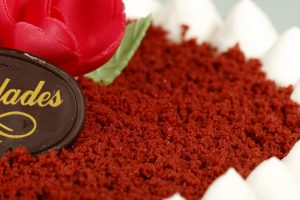 Tarta Red Velvet con frosting de queso y bizcocho rojo.