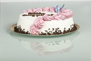 Tarta latina decorada con nata rosa y morada, relleno de tu elección.