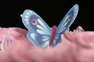 Tarta latina decorada con nata rosa y morada, relleno de tu elección.