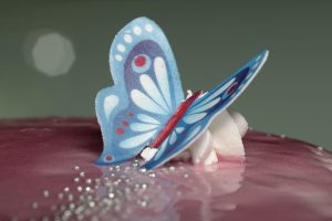 Tarta Latina con glaseado morado y relleno cremoso a elegir.