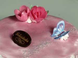 Tarta Latina con glaseado morado y relleno cremoso a elegir.