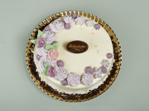 Tarta de fresas naturales con nata, crema pastelera y cobertura de fresas.