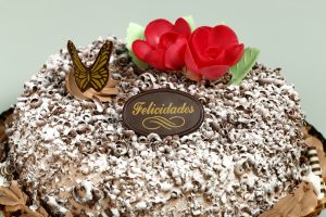 Tarta Selva Negra con bizcocho de chocolate, relleno de nata y trufa, y cobertura de virutas