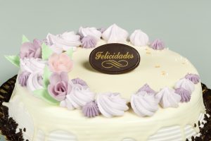 Tarta de fresas naturales con nata, crema pastelera y cobertura de fresas.