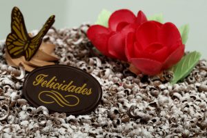 Tarta Selva Negra con bizcocho de chocolate, relleno de nata y trufa, y cobertura de virutas