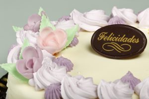 Tarta de fresas naturales con nata, crema pastelera y cobertura de fresas.