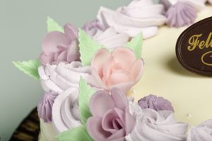 Tarta de fresas naturales con nata, crema pastelera y cobertura de fresas.