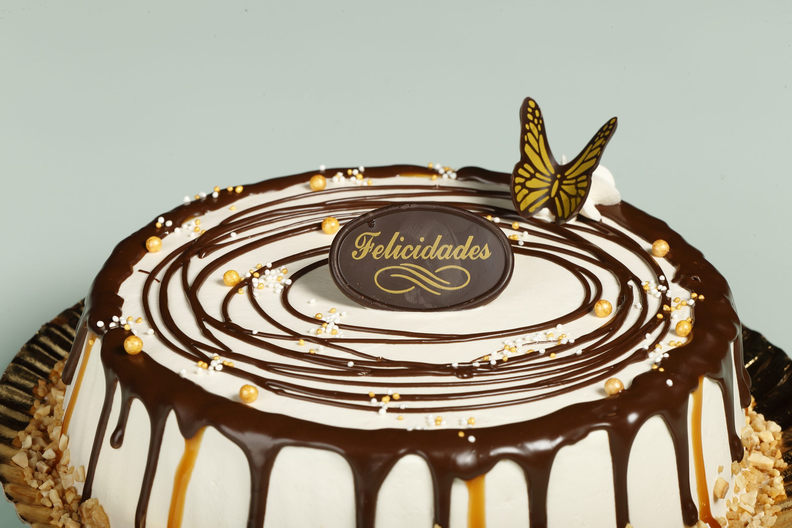 Tarta de caramelo con relleno cremoso y decoración de toffee y chocolate.