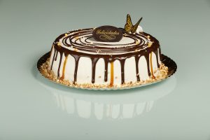 Tarta de caramelo con relleno cremoso y decoración de toffee y chocolate.
