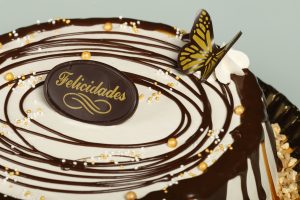 Tarta de caramelo con relleno cremoso y decoración de toffee y chocolate.
