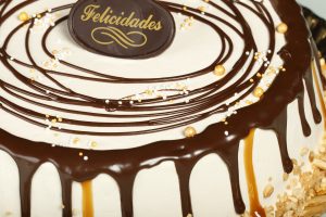 Tarta de caramelo con relleno cremoso y decoración de toffee y chocolate.