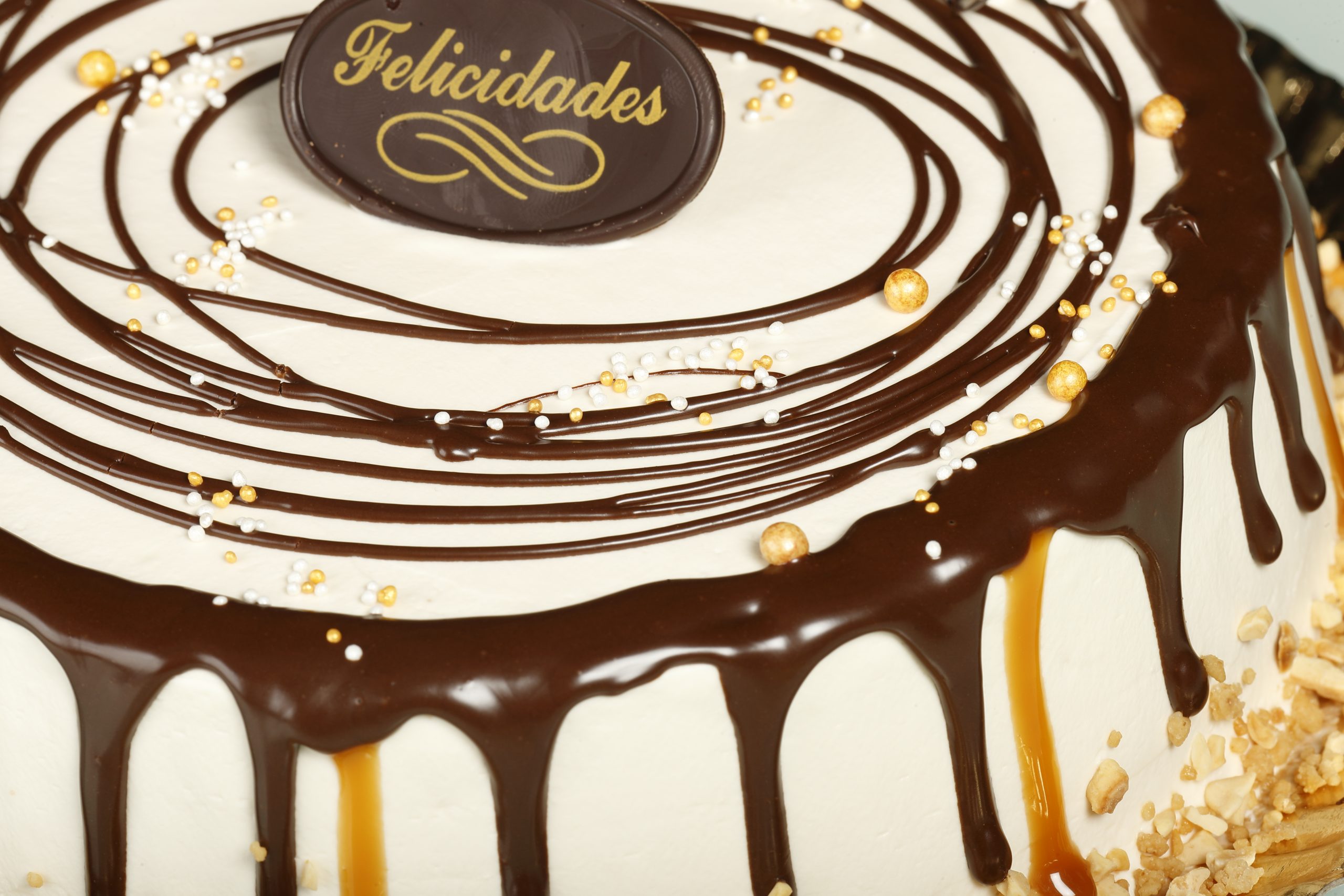 Tarta de caramelo con relleno cremoso y decoración de toffee y chocolate.