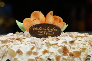 Tarta de almendras con nata, crema y cobertura de almendras tostadas.