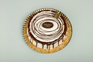 Tarta de caramelo con relleno cremoso y decoración de toffee y chocolate.