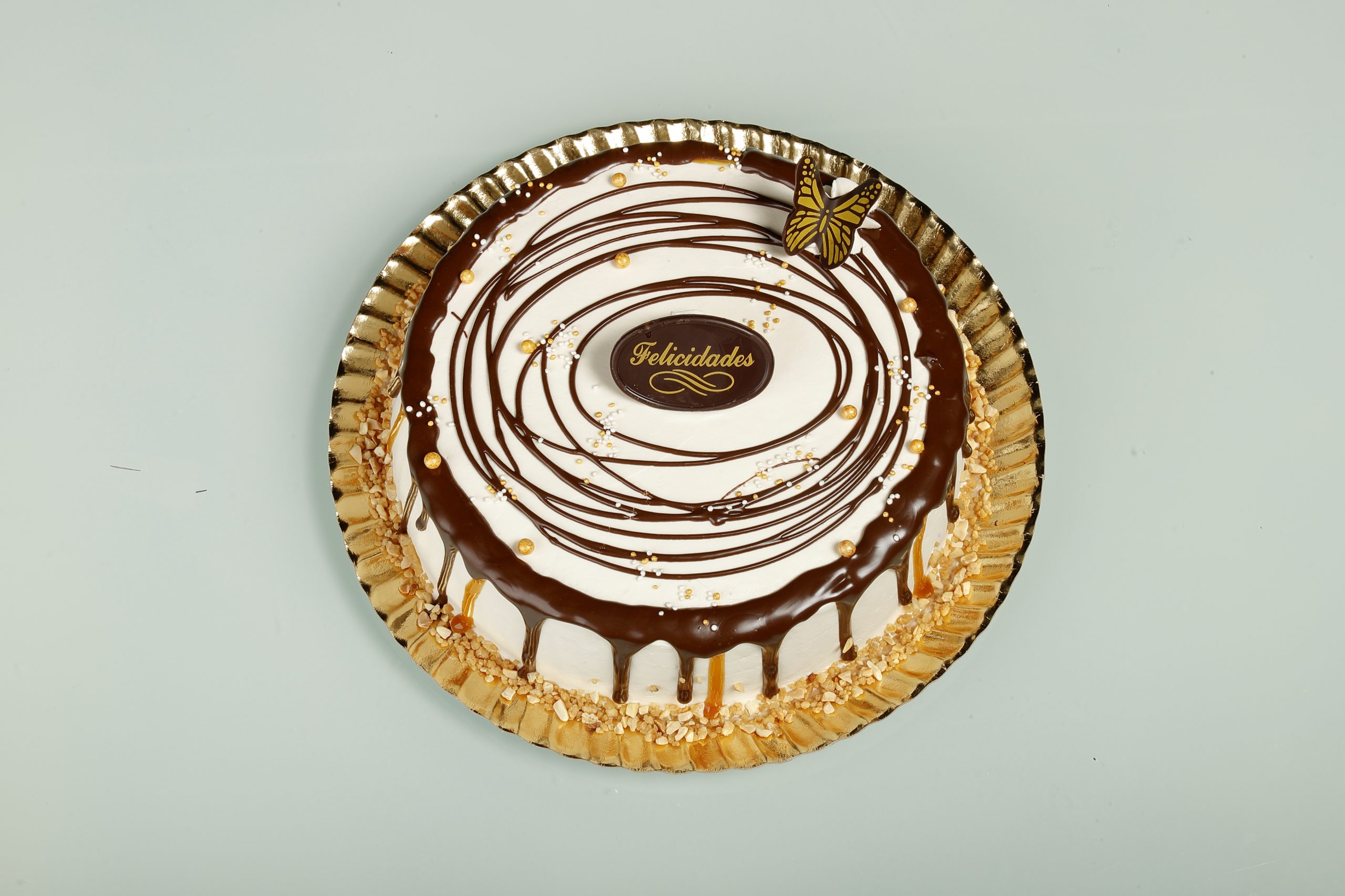 Tarta de caramelo con relleno cremoso y decoración de toffee y chocolate.