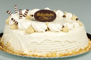 Tarta de pistacho con crema de pistacho, nata y cobertura de chocolate blanco.