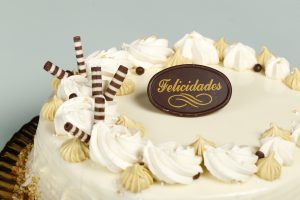 Tarta de pistacho con crema de pistacho, nata y cobertura de chocolate blanco.