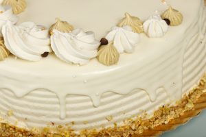 Tarta de pistacho con crema de pistacho, nata y cobertura de chocolate blanco.