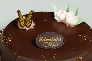 Tarta Bombón con nata, trufa y cobertura de chocolate.