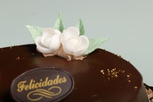 Tarta Bombón con nata, trufa y cobertura de chocolate.
