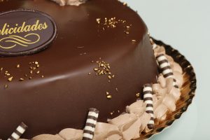 Tarta Bombón con nata, trufa y cobertura de chocolate.