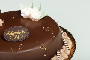 Tarta Bombón con nata, trufa y cobertura de chocolate.