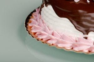 Tarta de fresa con nata, chocolate y detalles de nata sabor fresa.