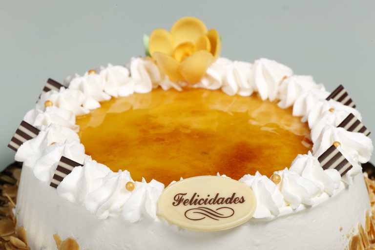 Tarta de whisky con yema tostada, nata y crema.