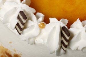 Tarta de whisky con yema tostada, nata y crema.
