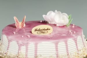 Tarta Latina con glaseado morado y relleno cremoso a elegir.